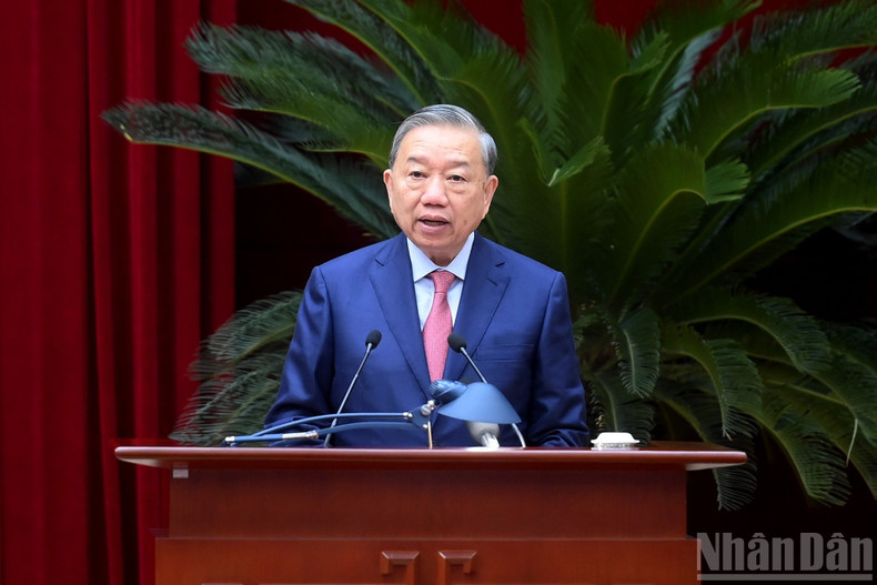 Генеральный секретарь ЦК КПВ То Лам выступает со вступительной речью.