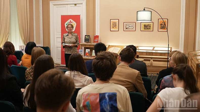 Многие студенты из России приняли участие в церемонии передачи книги. (Фото: Суан Хынг) anh-23.jpg