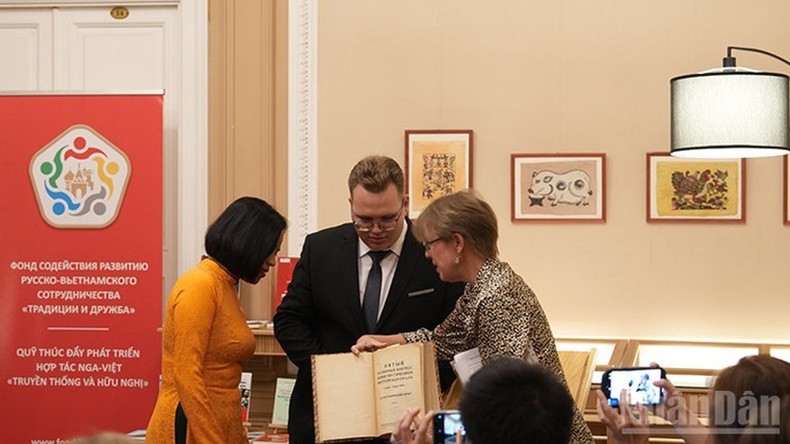 Преподаватель Светлана Глазунова представляет ценную книгу представителям Музея Хо Ши Мина. (Фото: Суан Хынг) anh-22.jpg