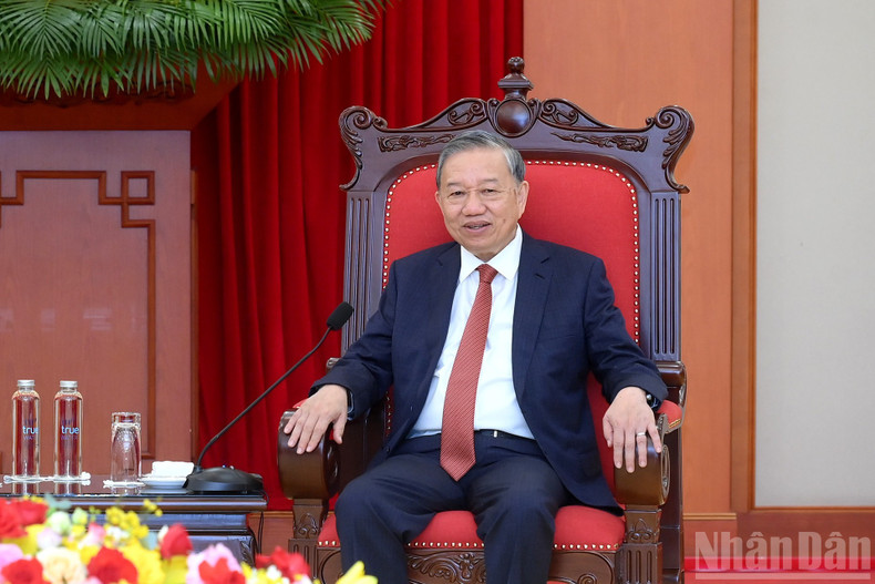 Генеральный секретарь ЦК КПВ То Лам выступает на приеме.