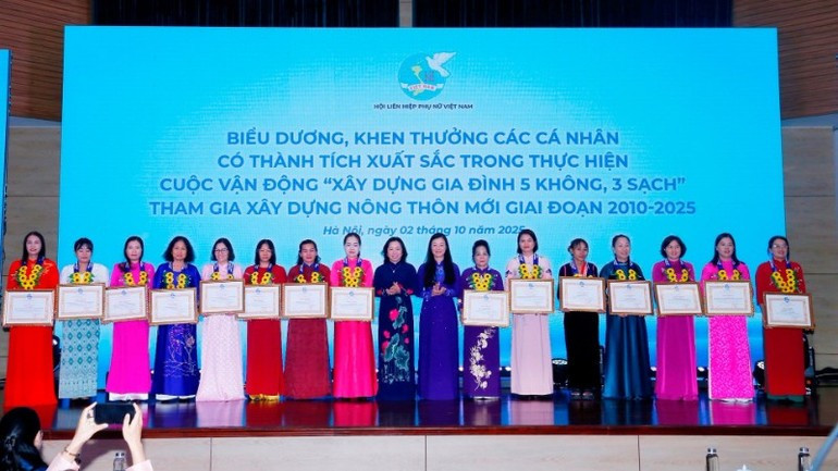 Чествование передовых коллективов в рамках кампании «Строительство семьи «5 без» и «3 чисто» – вклад в развитие сельских местностей нового типа.