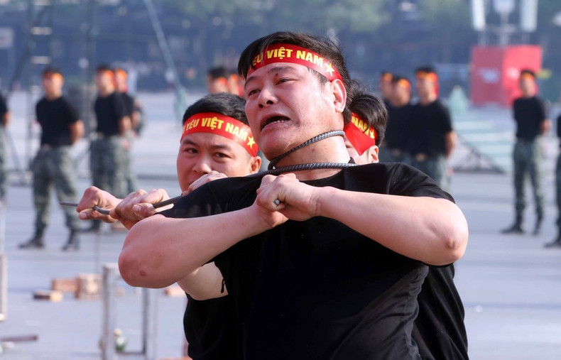 Элементы цигун и силового разрушения выполняют офицеры и бойцы спецназа полиции № 1 Командования мобильной полиции. (Фото: ВИА)