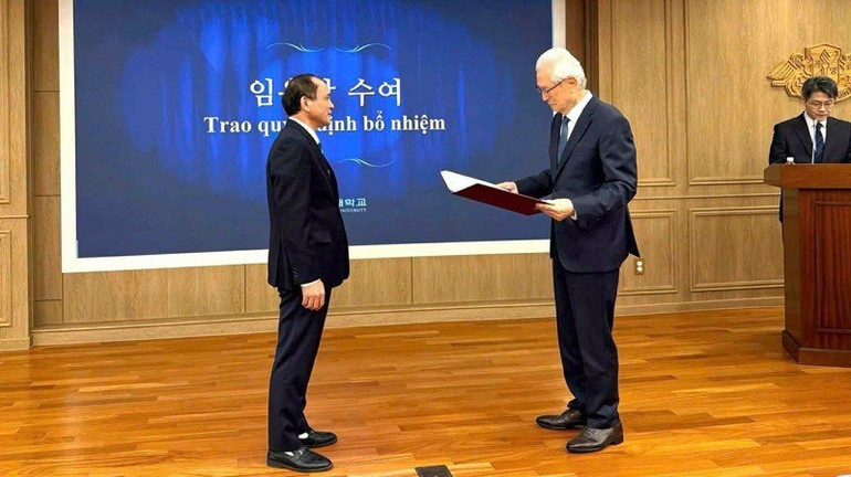 Профессор Сын Ильхи вручает решение о присвоении звания почётного профессора профессору, кандидату наук Нгуен Чунг Вьету. anh-03.jpg