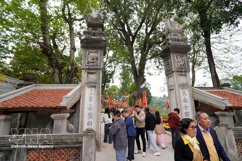 Жители посещают храм Войфук (западный страж) по случаю праздника Тэт Бинь Нго. (Фото: ВИА)