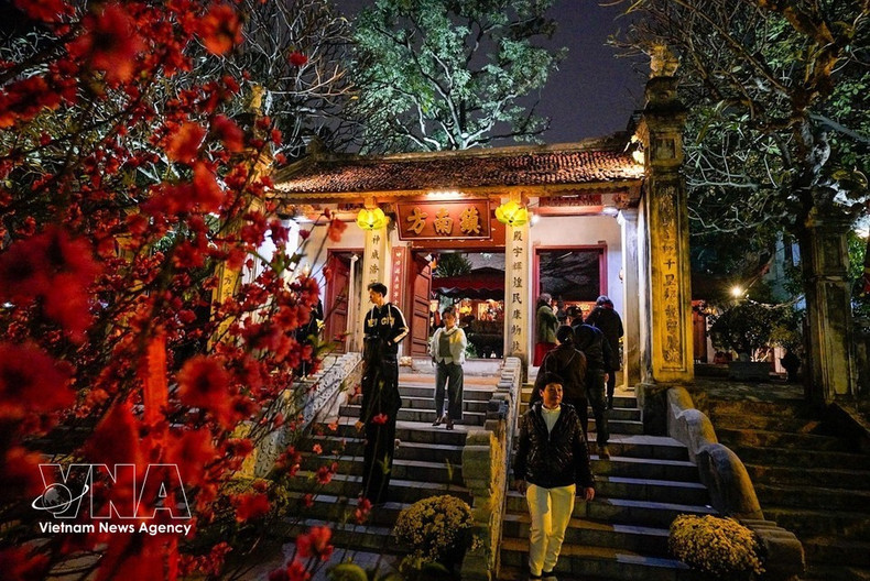 Жители посещают храм Кимльен (южный страж) по случаю праздника Тэт Бинь Нго. (Фото: ВИА)