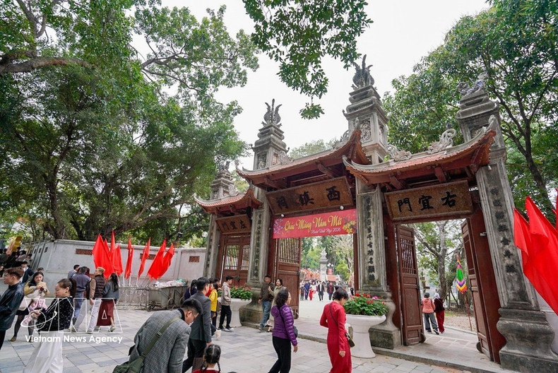 Жители посещают храм Войфук (западный страж) по случаю праздника Тэт Бинь Нго. (Фото: ВИА)