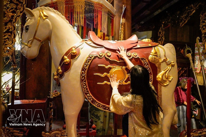 Жители посещают храм Батьма (восточный страж) по случаю праздника Тэт Бинь Нго. (Фото: ВИА)