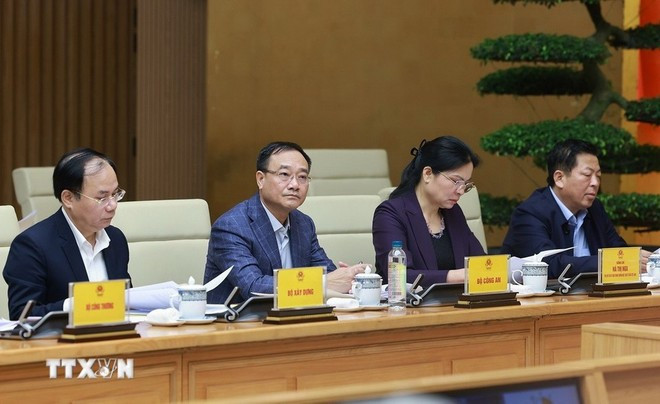 Члены Центрального руководящего комитета по вопросам жилищной политики и рынка недвижимости участвуют в заседании. (Фото: ВИА)