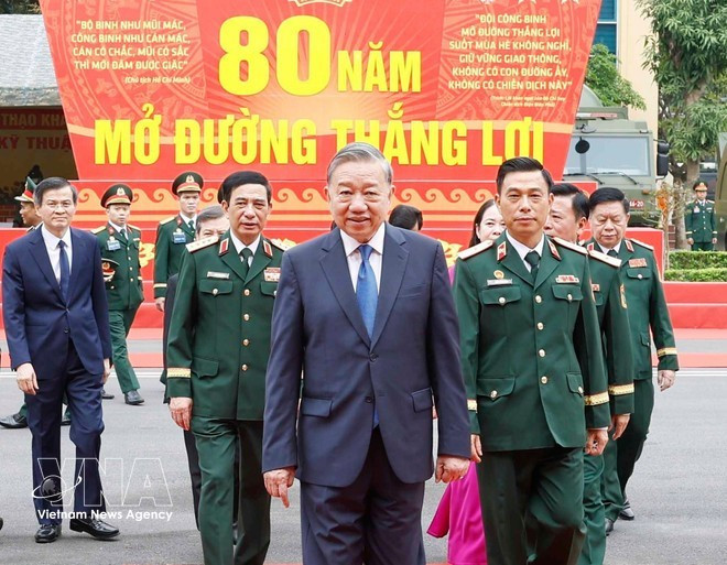 Генеральный секретарь ЦК КПВ и официальные лица прибывают на церемонию. (Фото: ВИА)