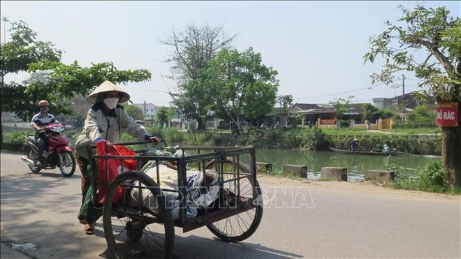 Участницы кооператива по сбору вторсырья, невзирая на дождь и жару, ежедневно проезжают по всем улицам старого города Хюэ, собирая и закупая выброшенные предметы. (Архивное фото)
