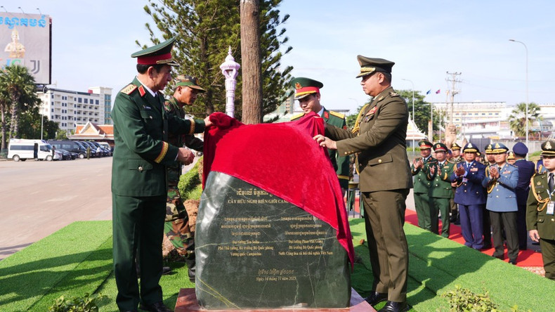 Генерал армии Фан Ван Жанг, министр национальной обороны Вьетнама, и генерал армии Тиа Сеиа, заместитель премьер-министра, министр национальной обороны Королевства Камбоджа, сажают дерево дружбы в международном пункте пропуска Бавет. (Фото: ВИА)