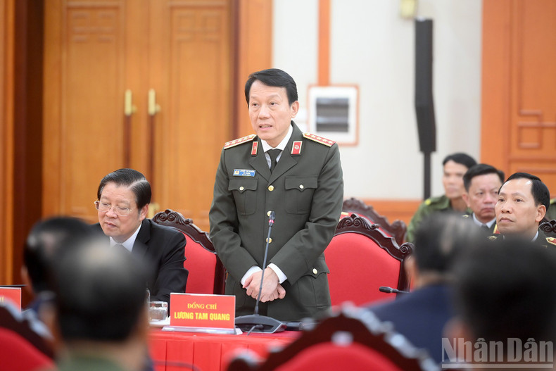 Министр общественной безопасности Лыонг Там Куанг выступает на встрече.