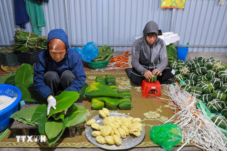 Ловкие руки мастера быстро заворачивают пироги; каждый ровный квадратный сгиб свидетельствует о мастерстве, накопленном за многие годы работы в ремесле. (Фото: ВИА)