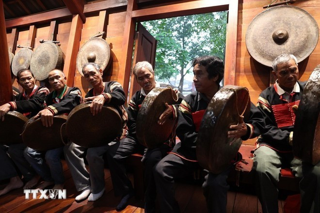 Мужчины народности Эдэ исполняют музыку на гонгах Центрального нагорья в традиционном длинном доме. (Фото: ВИА)