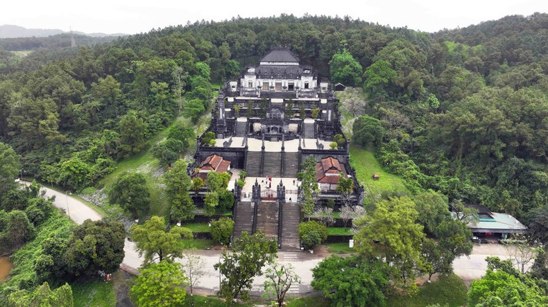 В путешествии по Хюэ туристы не могут обойти стороной императорские усыпальницы — места упокоения правителей династии Нгуен. На фото: усыпальница Кхай Диня. (Фото: ВИА)