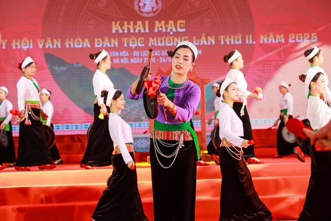 Художественный номер в Культурно-туристической Деревне народностей Вьетнама. (Фото: ВИА)