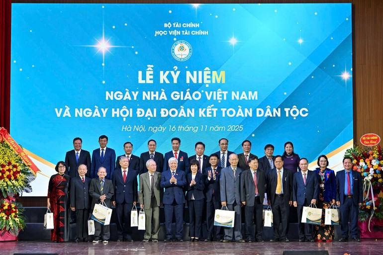 Выражение признательности поколениям учителей. (Фото: Тхюи Нгуен)