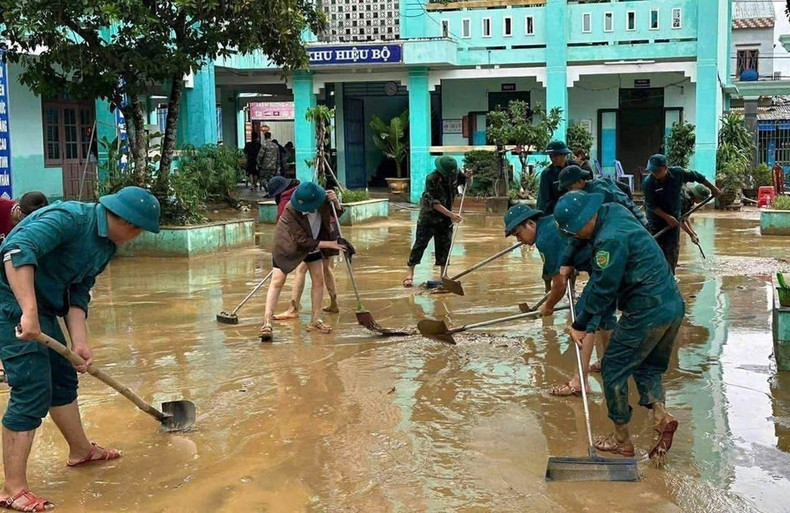 Военнослужащие помогают жителям убирать и восстанавливать окружающую среду после наводнения. (Фото: ВИА)