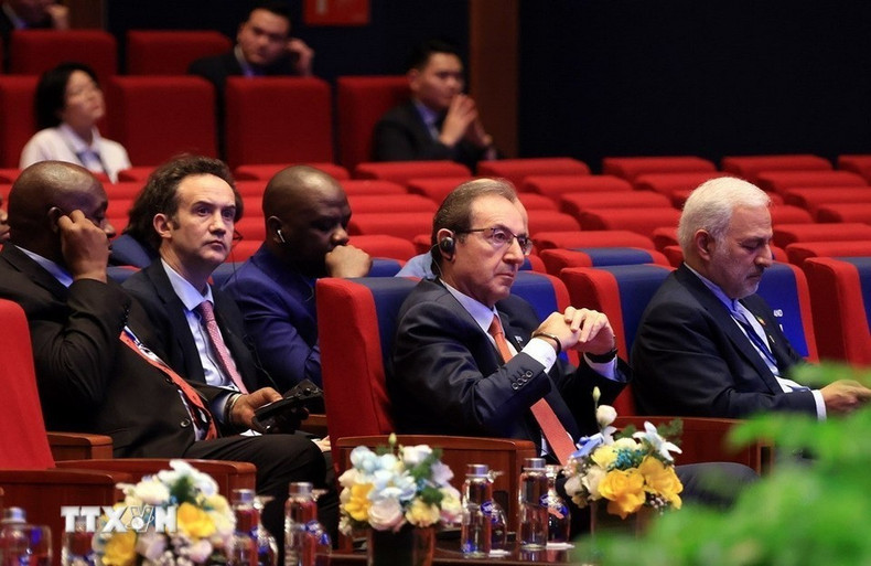 Делегаты принимают участие в пленарном заседании утром 26 октября. (Фото: ВИА)