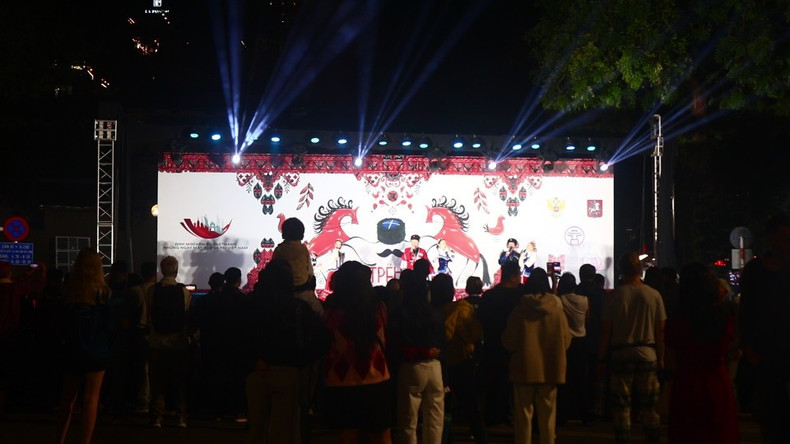 Ханойцы и туристы тепло приняли артистов и с удовольствием подпевали такие любимые композиции, как «Катюша» и «Подмосковные вечера».