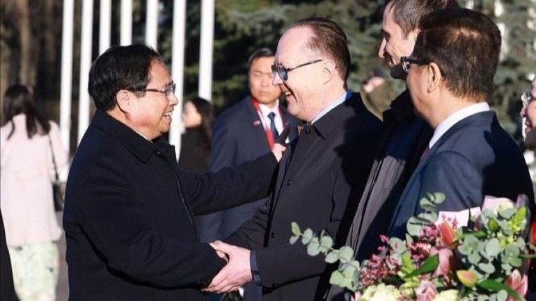 Посол России во Вьетнаме Геннадий Бездетко вместе с представителями Департамента государственного протокола Министерства иностранных дел России встречает Премьер-министра Фам Минь Тьиня. (Фото: ВИА)