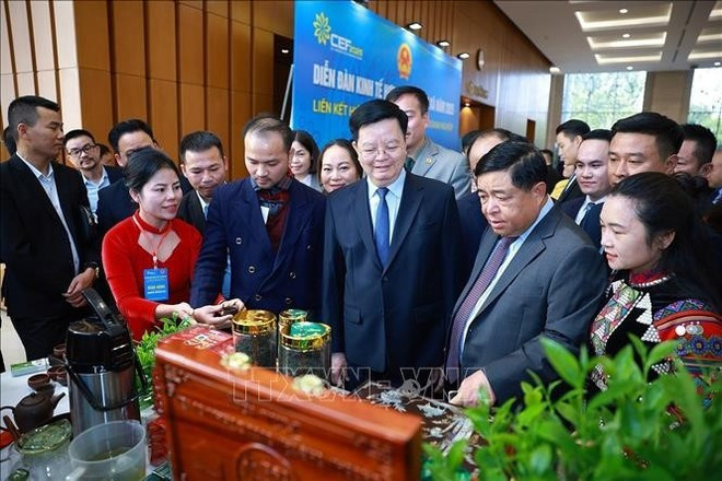 Заместитель Премьер-министра Нгуен Чи Зунг и заместитель Премьер-министра Май Ван Чинь ознакомились с образцами сельскохозяйственной и ремесленной продукции. (Фото: ВИА)