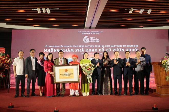 Представители жителей, управляющих органов и исследователи памятника Выончуой получают сертификат о присвоении статуса памятника городского уровня. (Фото: ВИА)