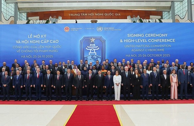 Президент Лыонг Кыонг и Генеральный секретарь ООН Антониу Гутерриш фотографируются вместе с главами делегаций — участниками церемонии подписания Ханойской конвенции. (Фото: ВИА) Президент Лыонг Кыонг и Генеральный секретарь ООН Антониу Гутерриш фотографируются вместе с главами делегаций — участниками церемонии подписания Ханойской конвенции. (Фото: ВИА)