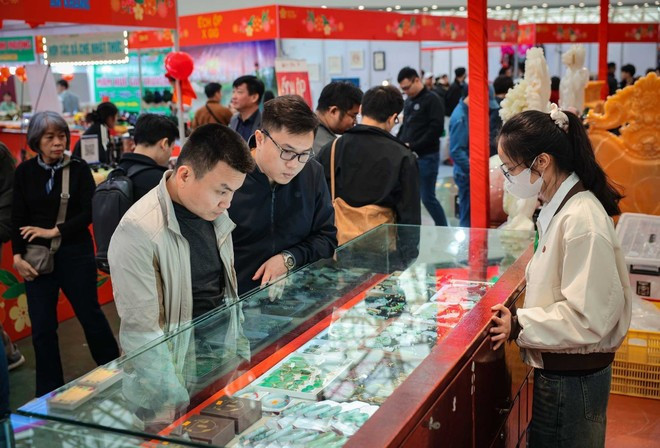 Посетители выбирают ювелирные изделия с драгоценными камнями на Весенней ярмарке – 2026. (Фото: ВИА)