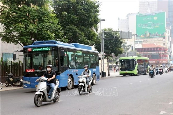 Автобусная сеть города включает 176 маршрутов с парком из 2 386 автобусов, из которых 627 — электрические (26,3%), а 451 работает на сжатом природном газе, что составляет 17,9%. (Фото: ВИА)