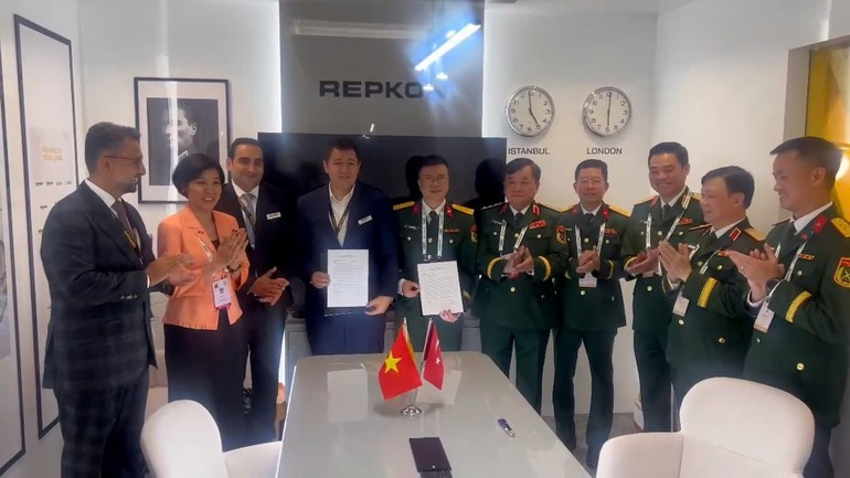 Корпорация Вьеттел и турецкая компания Repkon подписали протокол заседания, подтвердивший общий настрой на расширение технического взаимодействия. anh-09-hop-tac-quoc-phong-tho-nhi-ky.jpg