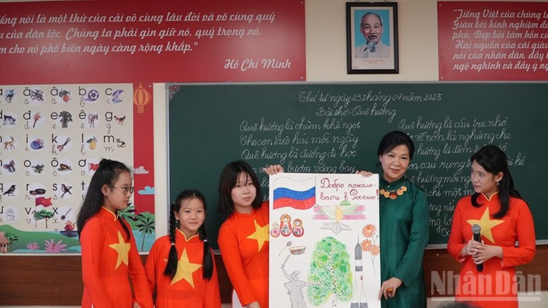 Дети подарили госпоже Нго Фыонг Ли свой рисунок. anh-03-phu-nhan-tbt.jpg