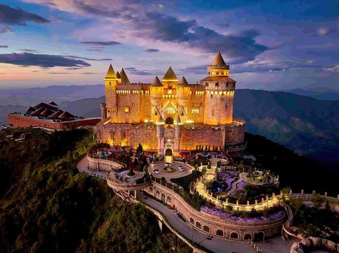 «Мини-Европа» на вершине Нуйчуа ждёт туристов со всего мира — здесь круглый год проходят нескончаемые фестивали. (Фото: Sun Group)