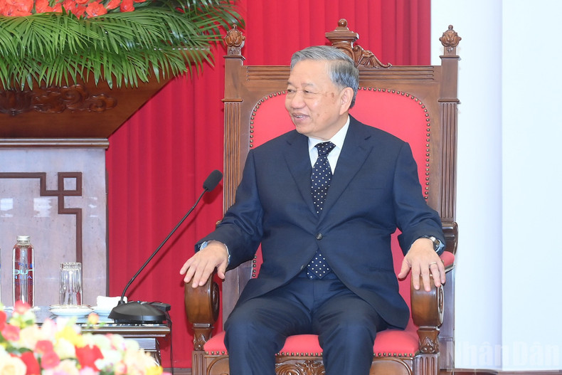 Генеральный секретарь ЦК КПВ То Лам выступает на приеме.