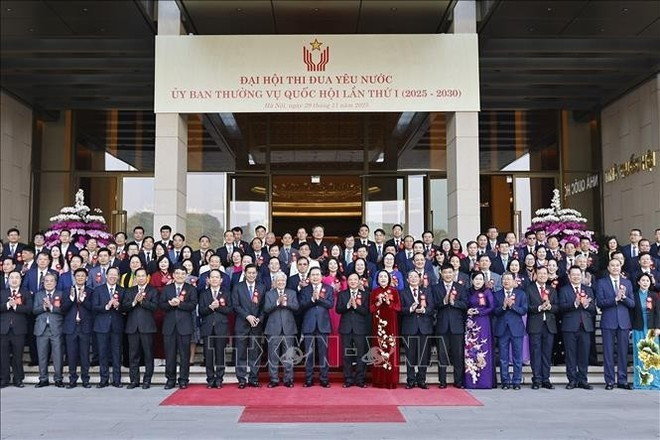 Председатель НС Чан Тхань Ман и делегаты, участвующие в Первом всевьетнамском собрании патриотического соревнования (2025–2030) Комитета Постоянного комитета НС. (Фото: ВИА)