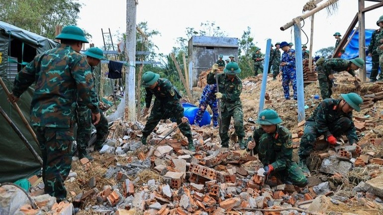 Военные помогают населению убирать последствия стихийных бедствий. (Фото: VGP)