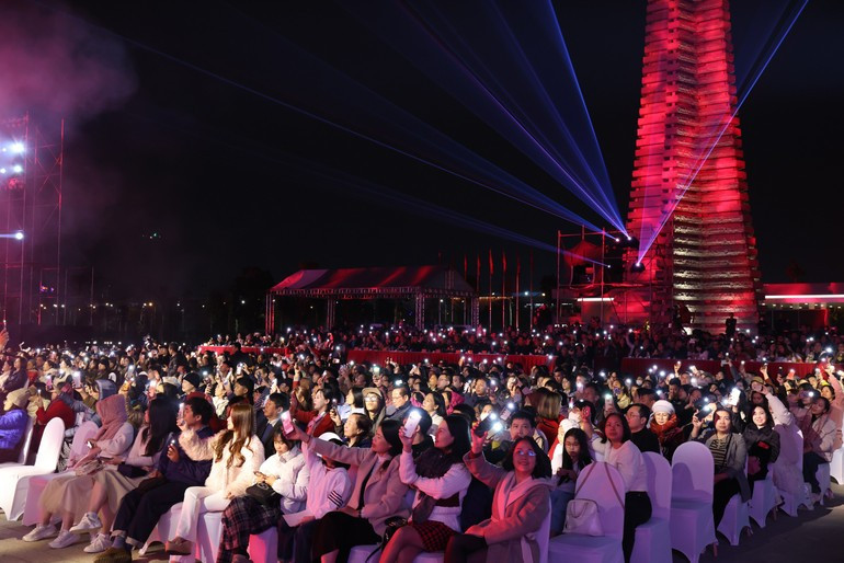 Зрители с воодушевлением подпевали мелодиям.