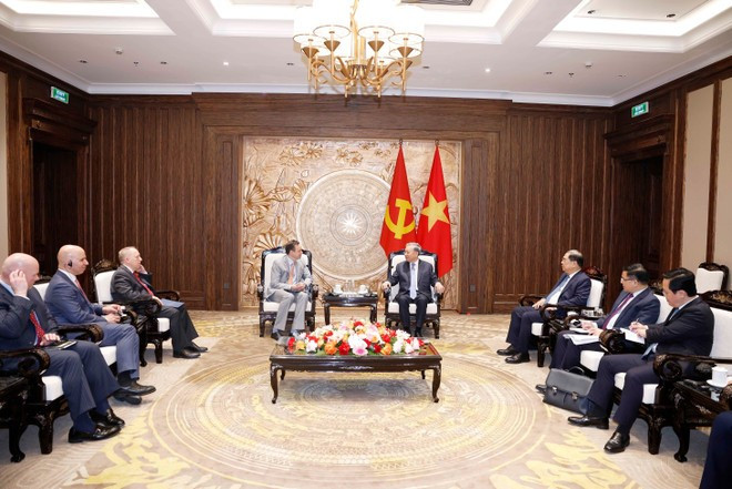 Генеральный секретарь То Лам принимает председателя и главного исполнительного директора корпорации GE Vernova Скотта Стразика. (Фото: ВИА)