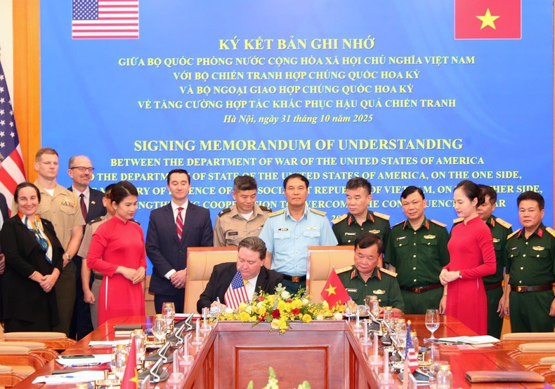 Генерал-полковник Хоанг Суан Тьен, заместитель министра национальной обороны, и Посол США во Вьетнаме Марк Кнаппер подписывают Меморандум о взаимопонимании. (Фото: ВИА) Генерал-полковник Хоанг Суан Тьен, заместитель министра национальной обороны, и Посол США во Вьетнаме Марк Кнаппер подписывают Меморандум о взаимопонимании. (Фото: ВИА)