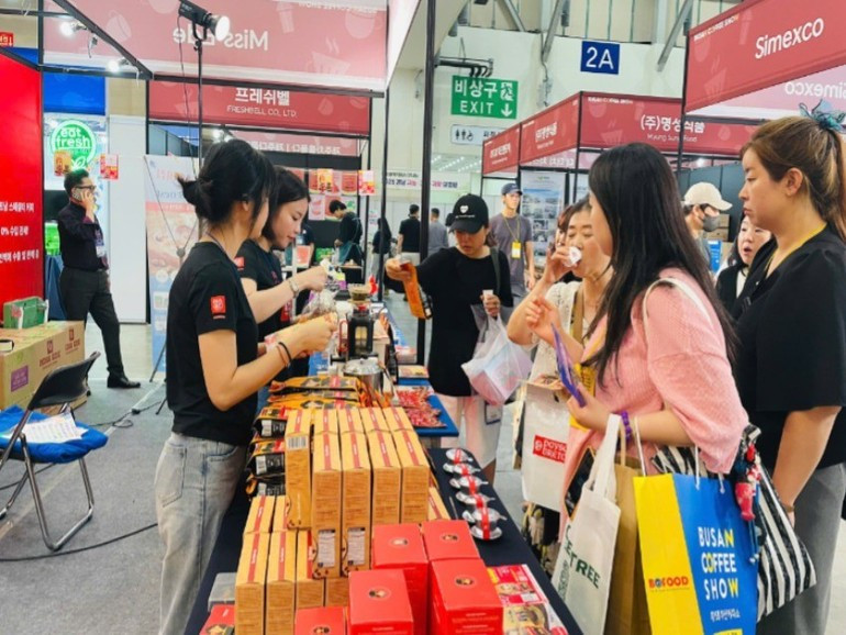 Южнокорейские потребители дегустируют кофе MISS EDE Vietnam Robusta на выставке Busan Coffee Show 2025. anh-02-4559.jpg