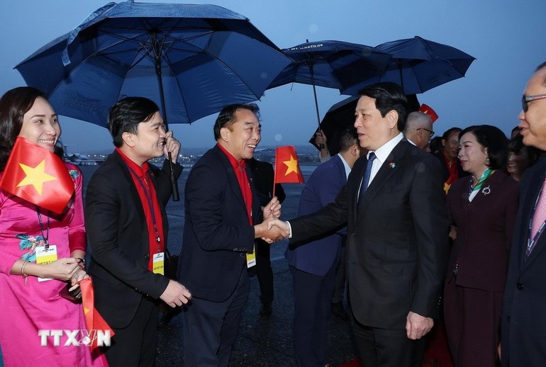 Делегаты встречают Президента Вьетнама Лыонг Кыонга и его супругу в аэропорту «Боинг-Филд» в Сиэтле, штат Вашингтон (США). (Фото: ВИА)