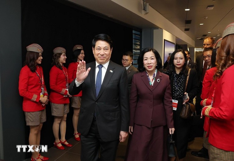 Президент Вьетнама Лыонг Кыонг и его супруга посещают Центр передачи самолетов корпорации Boeing в штате Вашингтон (США). (Фото: ВИА)