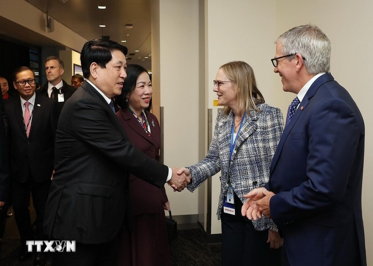 Президент Вьетнама Лыонг Кыонг и его супруга посещают Центр передачи самолетов корпорации Boeing в штате Вашингтон (США). (Фото: ВИА)