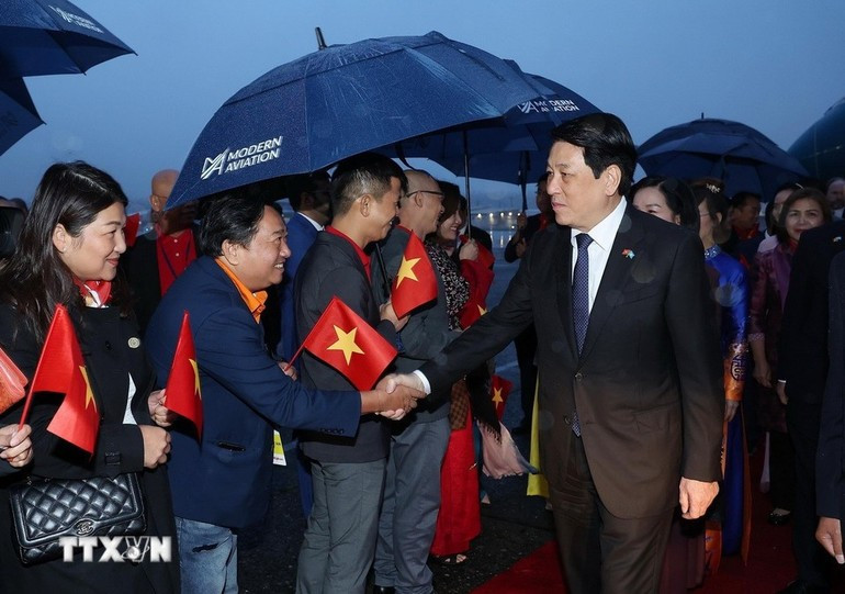 Делегаты встречают Президента Вьетнама Лыонг Кыонга и его супругу в аэропорту «Боинг-Филд» в Сиэтле, штат Вашингтон (США). (Фото: ВИА)