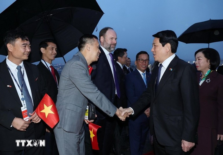 Делегаты встречают Президента Вьетнама Лыонг Кыонга и его супругу в аэропорту «Боинг-Филд» в Сиэтле, штат Вашингтон (США). (Фото: ВИА)