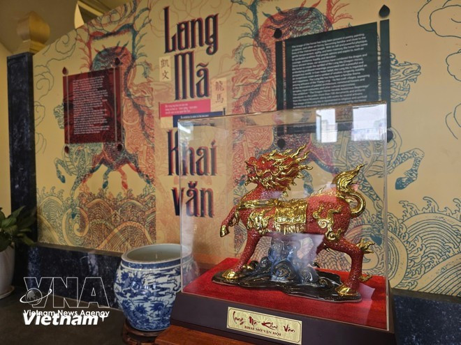 Тщательно проработанный образ существа с головой дракона и телом лошади — Лонг Ма — создан для выставки, приуроченной к встрече Тэта Бинь Нго 2026. (Фото: ВИА)