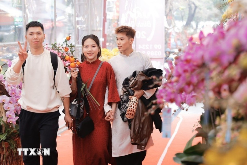 Цветочный рынок раскинулся вдоль улиц Ханглыок, Хангкхоай, Хангзыой, Хангма и на улице с настенными росписями Фунгхынг. (Фото: ВИА)