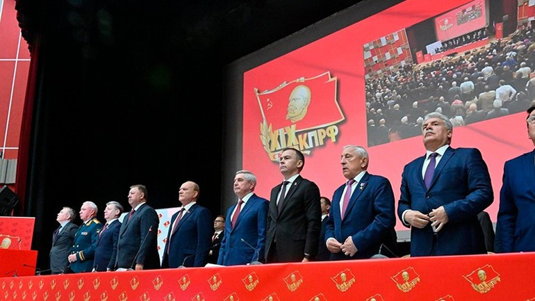 Президиум съезда. Фото: КПРФ anh-02.jpg