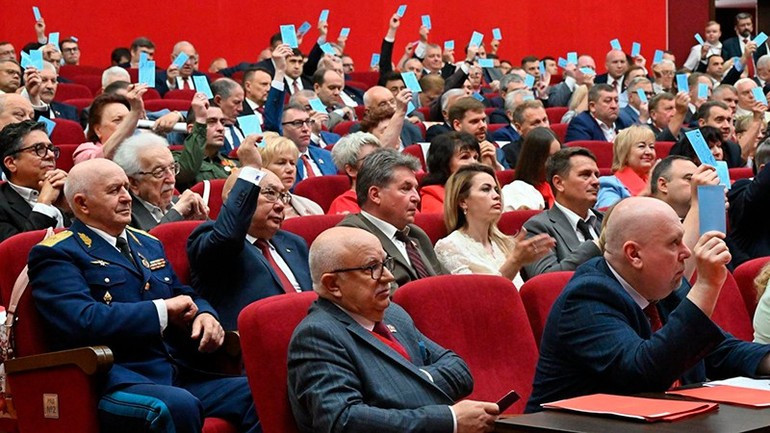 Делегаты голосуют на съезде. Фото: КПРФ anh-03.jpg