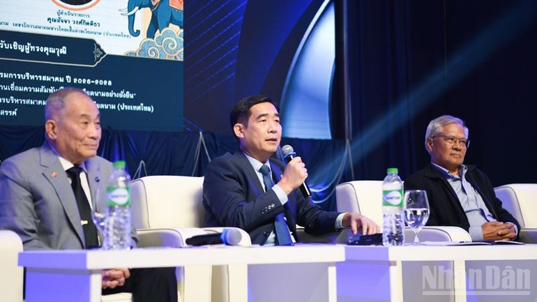 Посол Фам Вьет Хунг рассказывает об истории отношений двух стран. (Фото: Минь Тханг)